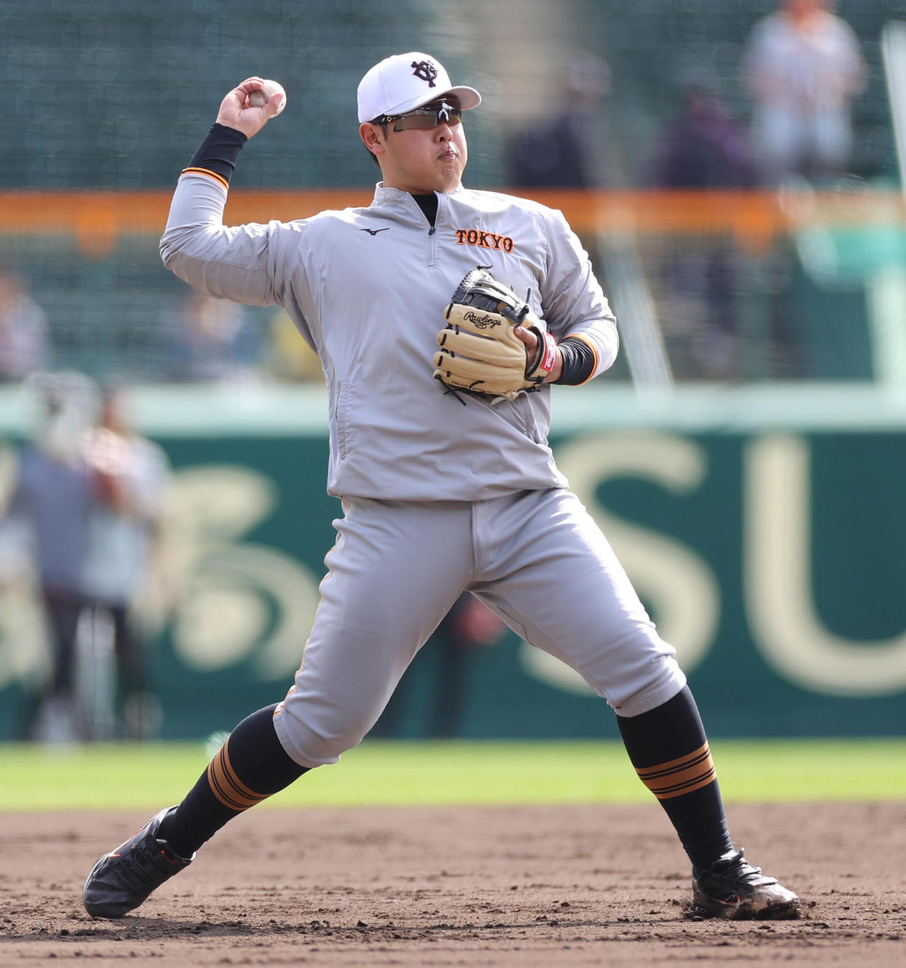 CSファーストステージ阪神対巨人　守備練習を行う巨人岡本和（撮影・清水貴仁）