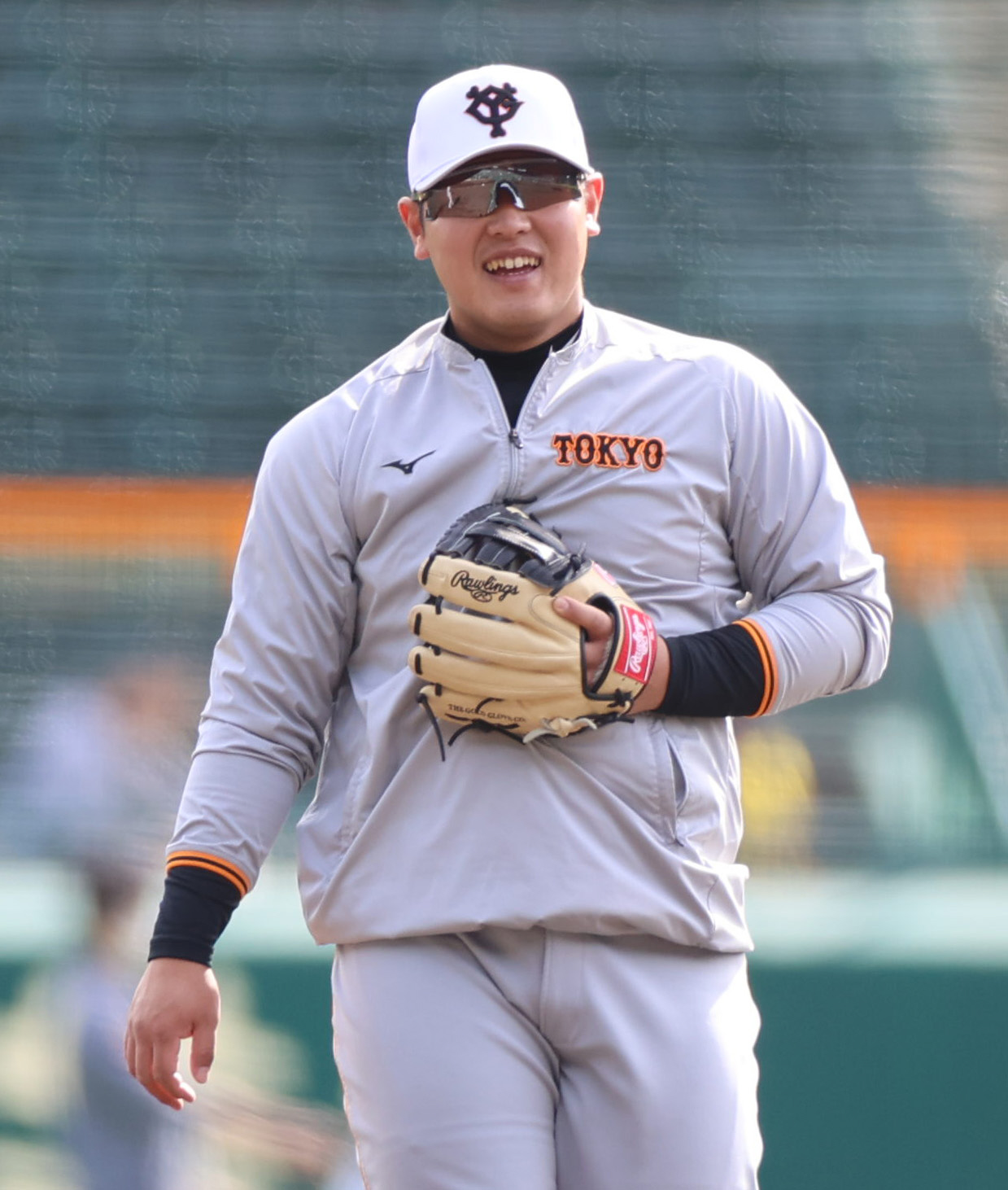CSファーストステージ阪神対巨人　守備練習を行う巨人岡本和（撮影・清水貴仁）