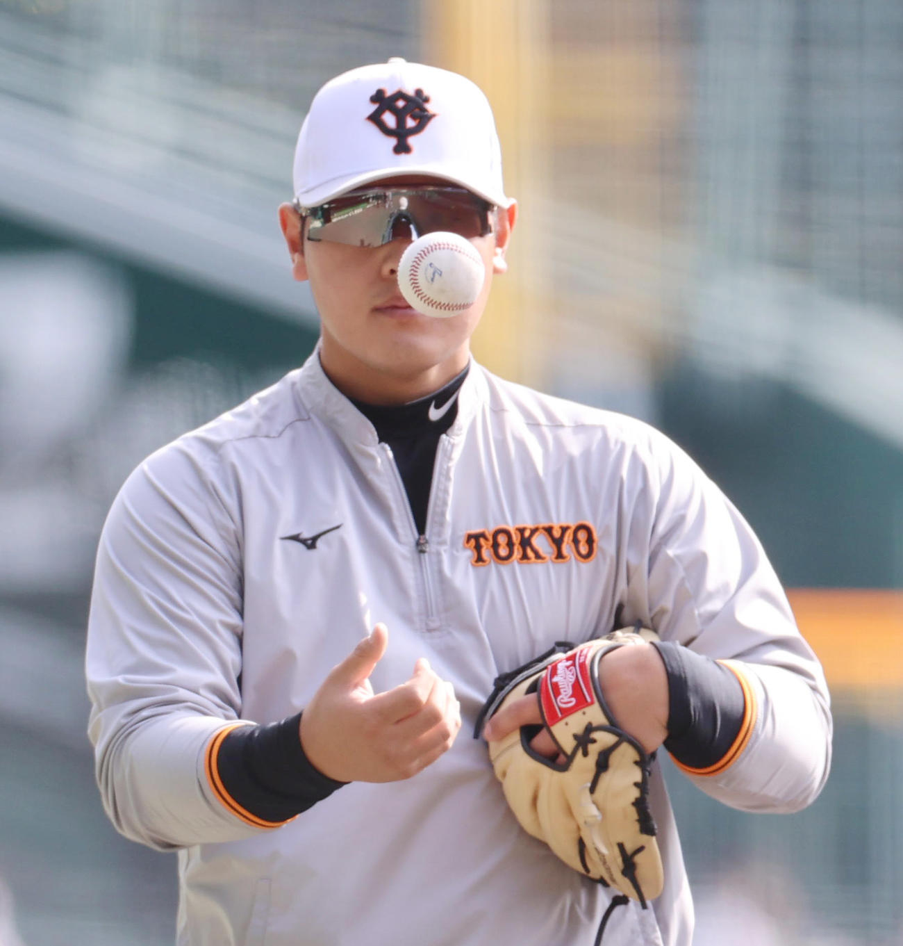 CSファーストステージ阪神対巨人　、キャッチボールを行う巨人岡本和（撮影・清水貴仁）