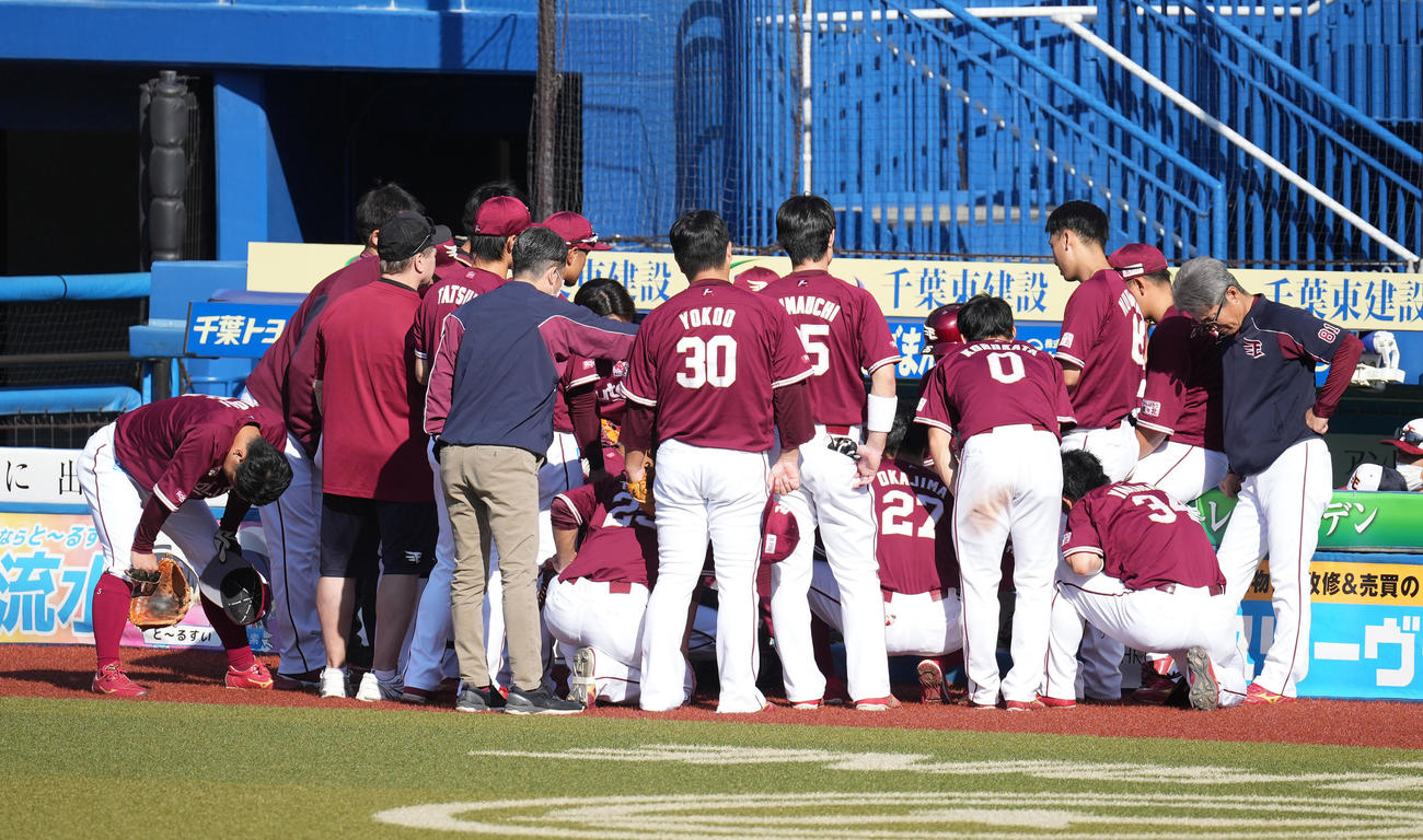 ロッテ対楽天　試合前、円陣を組む楽天ナイン（撮影・菅敏）