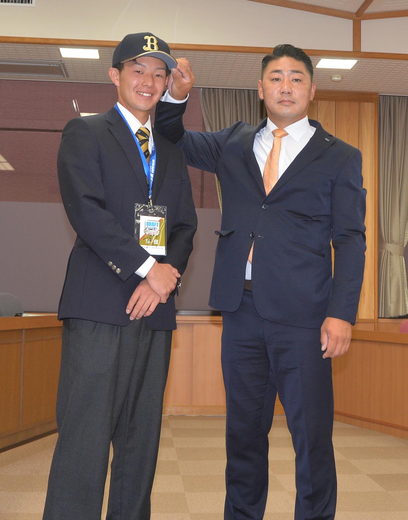 笑顔を見せる東北福祉大・大里（左）とオリックス上村スカウト（2021年10月12日撮影）
