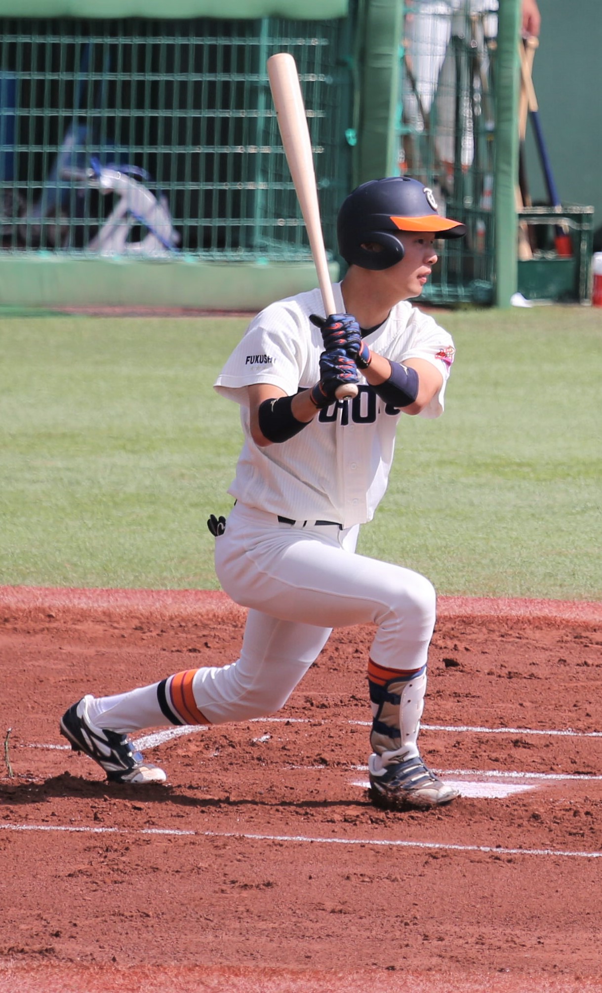 右前打を放つ東北福祉大・大里（2021年10月2日撮影）