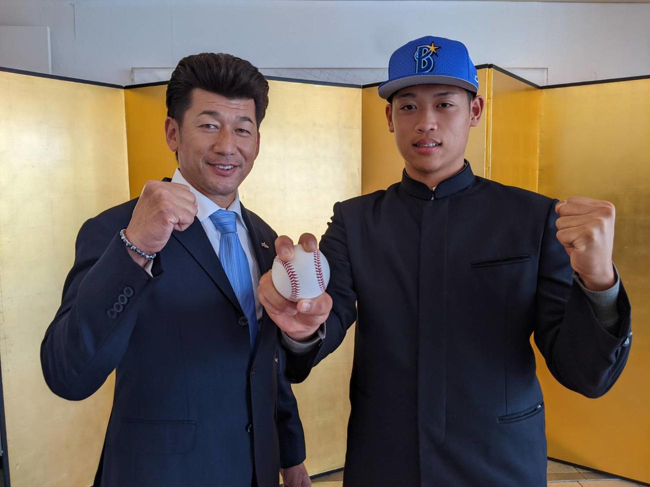 DeNAドラフト1位の市和歌山・小園健太投手（右）の和歌山市内で行われた仮契約にサプライズ登場した三浦大輔監督（球団提供）