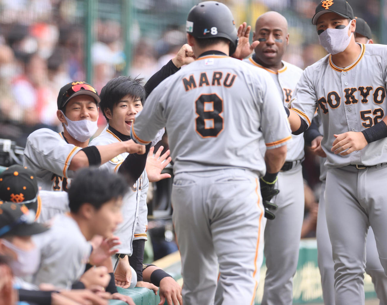 CSファーストステージ阪神対巨人　5回表1死一、三塁、吉川の先制適時打で生還する丸（撮影・清水貴仁）