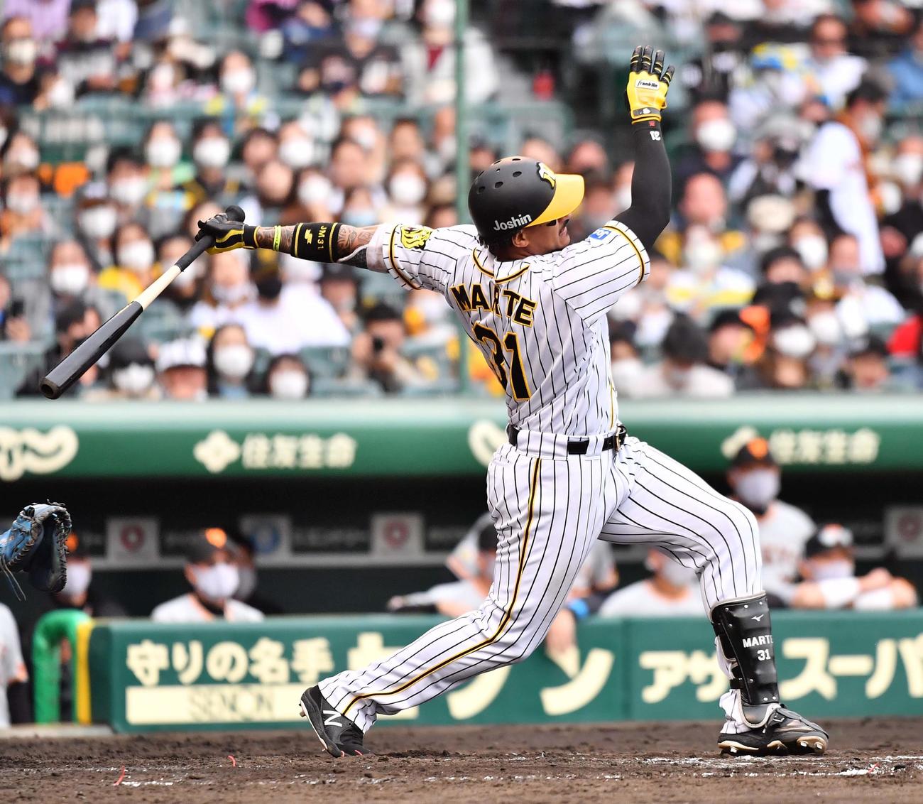 阪神対巨人　5回裏阪神無死、左前安打を放つマルテ（撮影・上田博志）