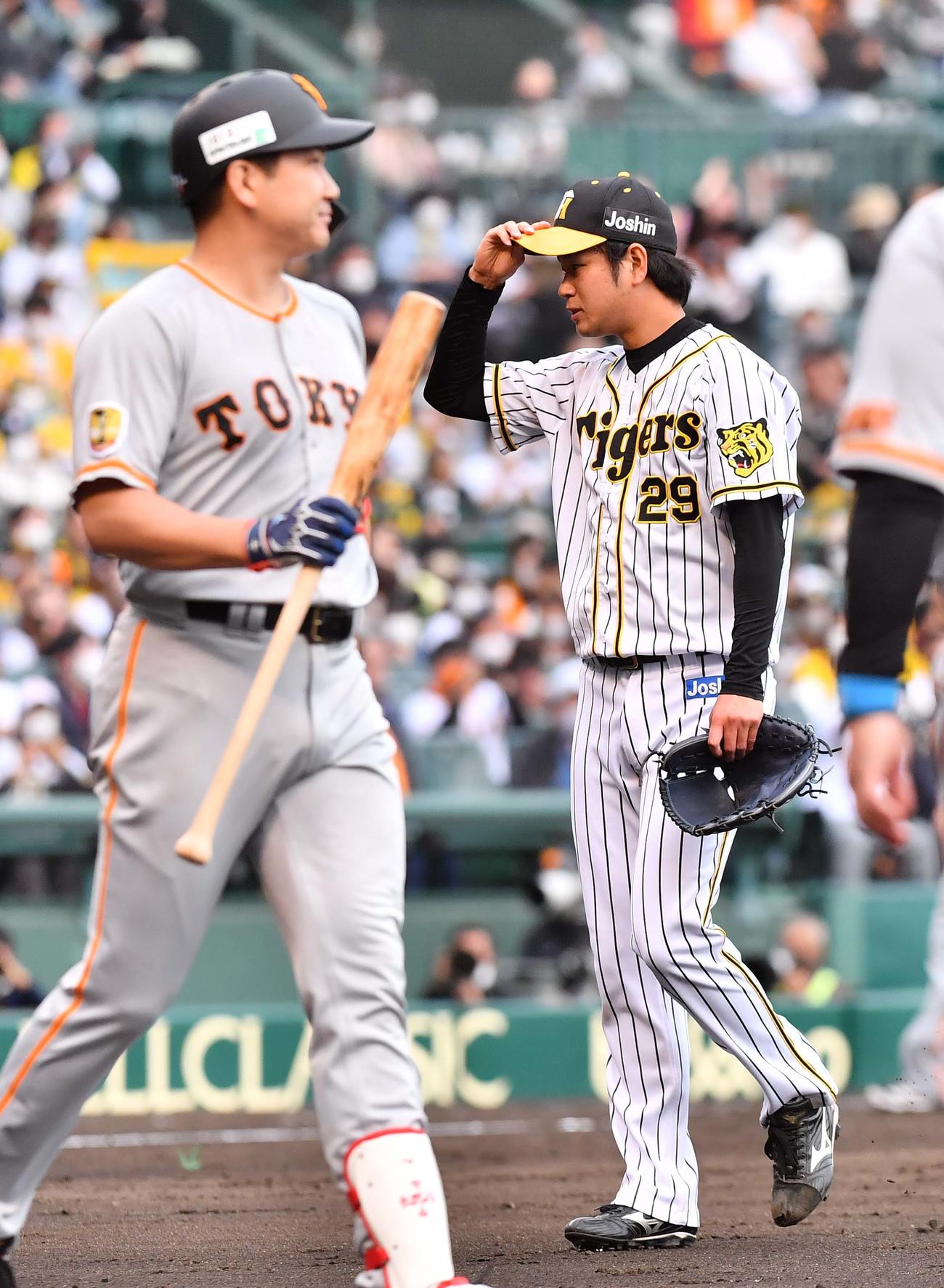 阪神対巨人　5回表巨人2死一、二塁、菅野（左）を投ゴロに打ち取りベンチに引き揚げる高橋（撮影・上田博志）