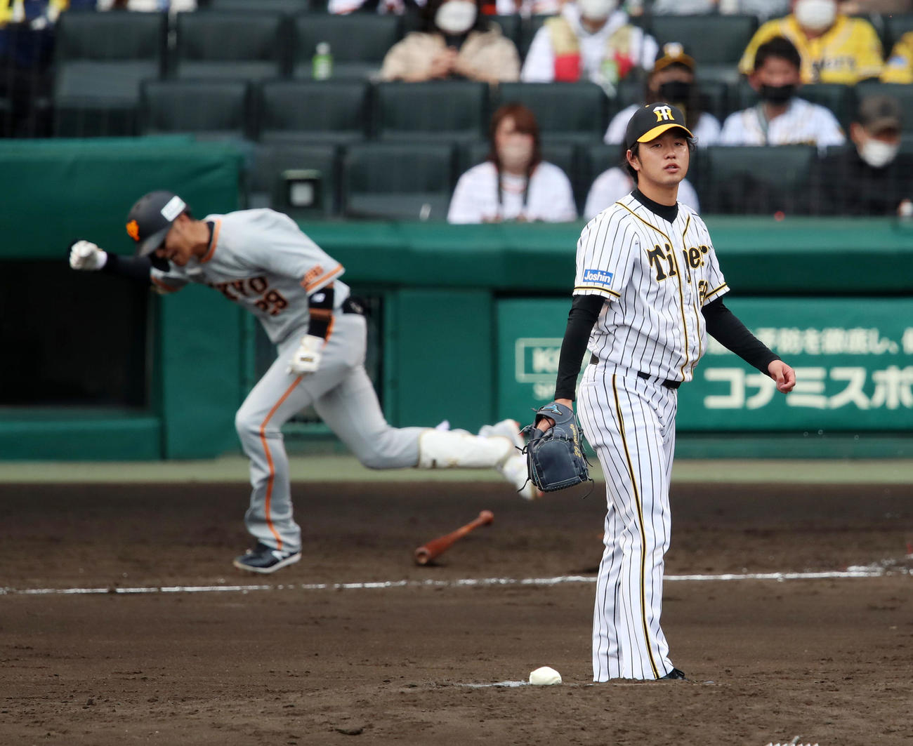 阪神対巨人　5回表巨人1死一、三塁、高橋は吉川尚に中前適時打を打たれ失点（撮影・加藤哉）