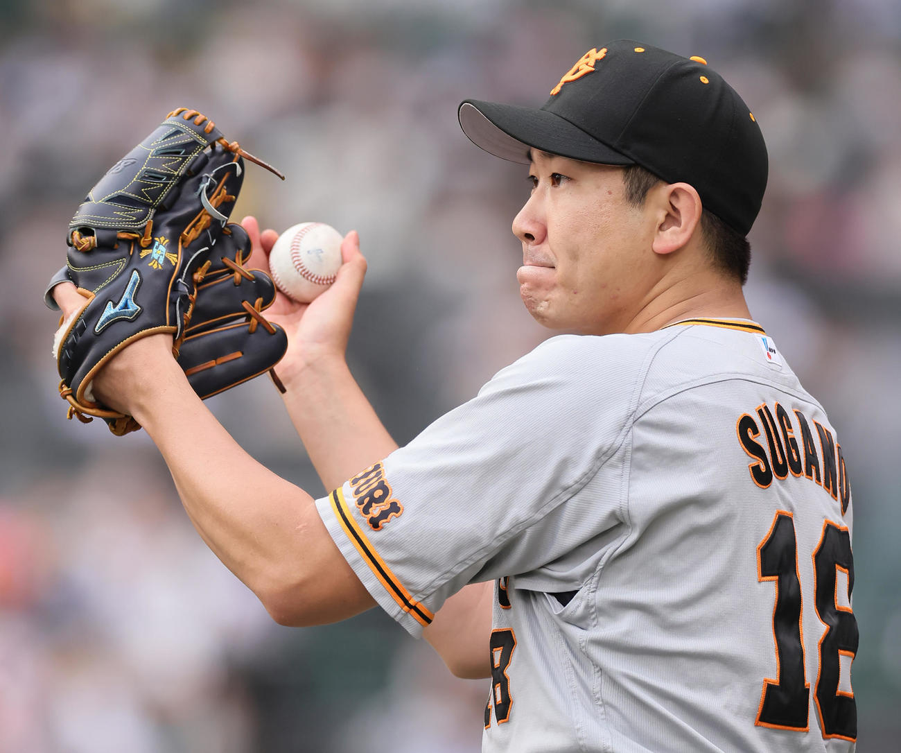阪神対巨人　6回表巨人2死一、二塁、ウィーラーの2点適時二塁打にグラブをたたき喜ぶ菅野（撮影・足立雅史）