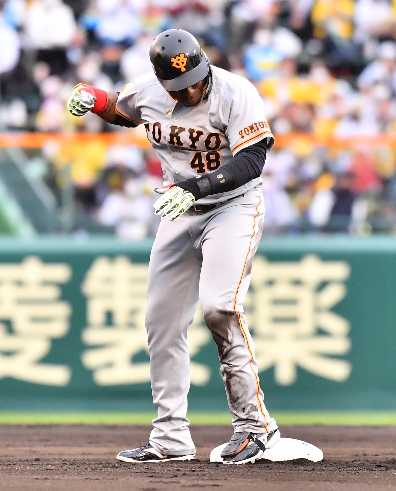阪神対巨人　6回表巨人2死一、二塁、ウィーラーは中越え2点適時二塁打を放ちガッツポーズする（撮影・上田博志）