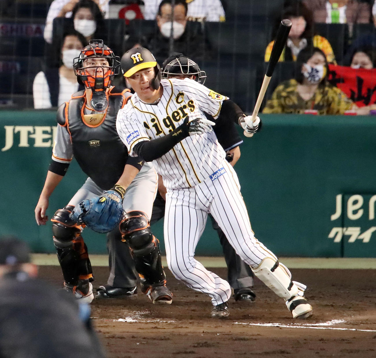 阪神対巨人　9回裏阪神2死一塁、代打大山は左前打を放つ（撮影・加藤哉）