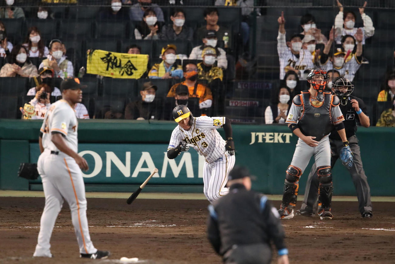 阪神対巨人　9回裏阪神2死一塁、代打大山は左前打を放つ。投手はビエイラ（撮影・加藤哉）