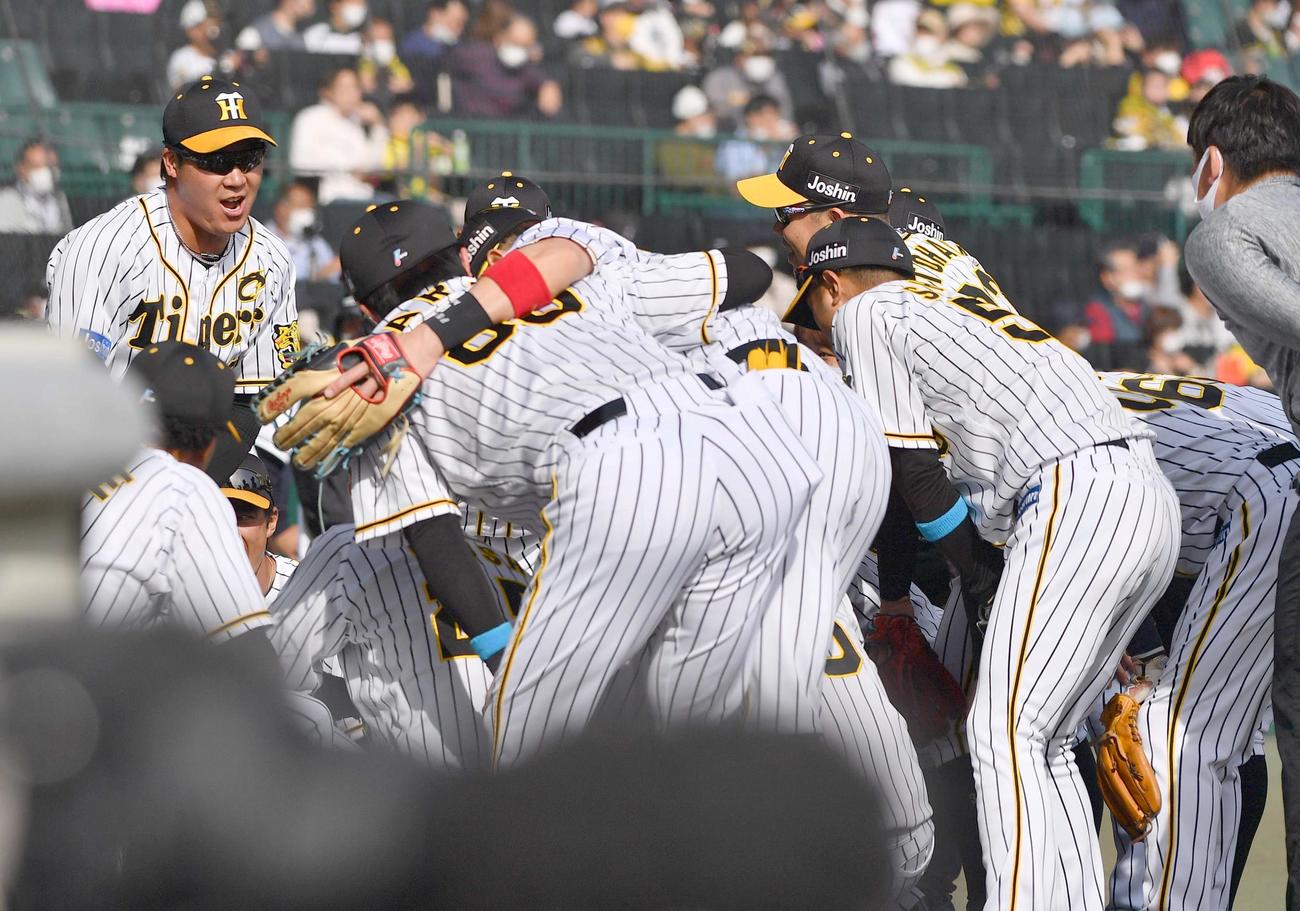 阪神対巨人　大山主将（左）は円陣で声だしをする（撮影・上田博志）