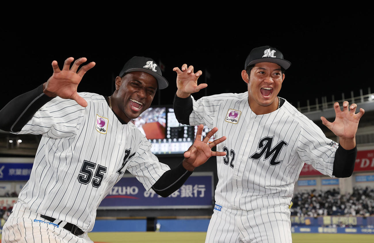 ロッテ対楽天　楽天に勝利しパンテーラポーズを決めるロッテのエチェバリア（左）と佐藤都（撮影・垰建太）