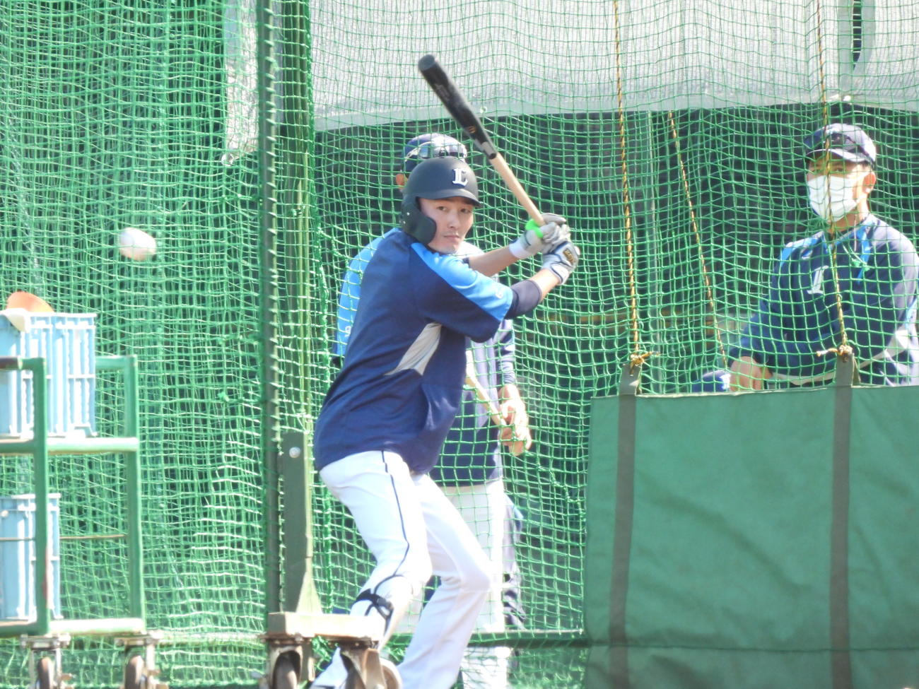 打撃練習を行う西武源田。右奥は辻監督（球団提供）