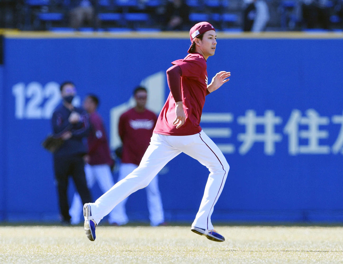 ロッテ対楽天　試合前練習で調整する楽天岸（撮影・滝沢徹郎）