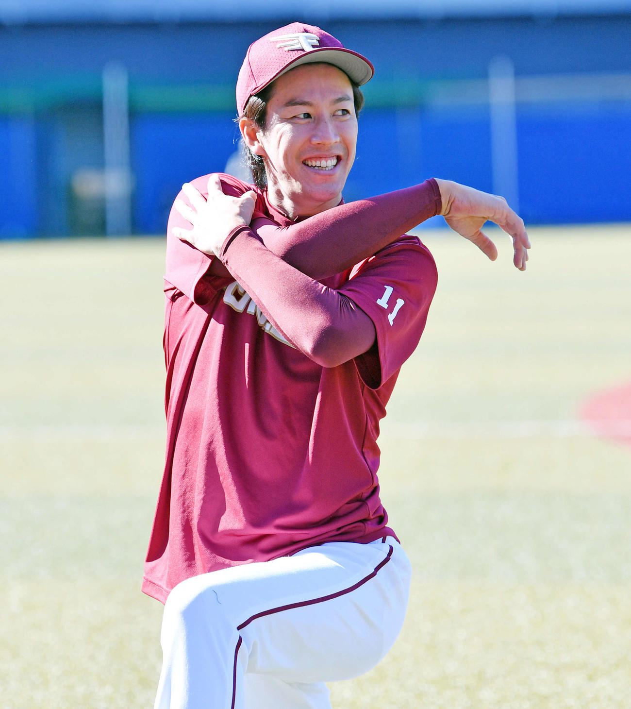 ロッテ対楽天　試合前練習で笑顔で調整する楽天岸（撮影・滝沢徹郎）