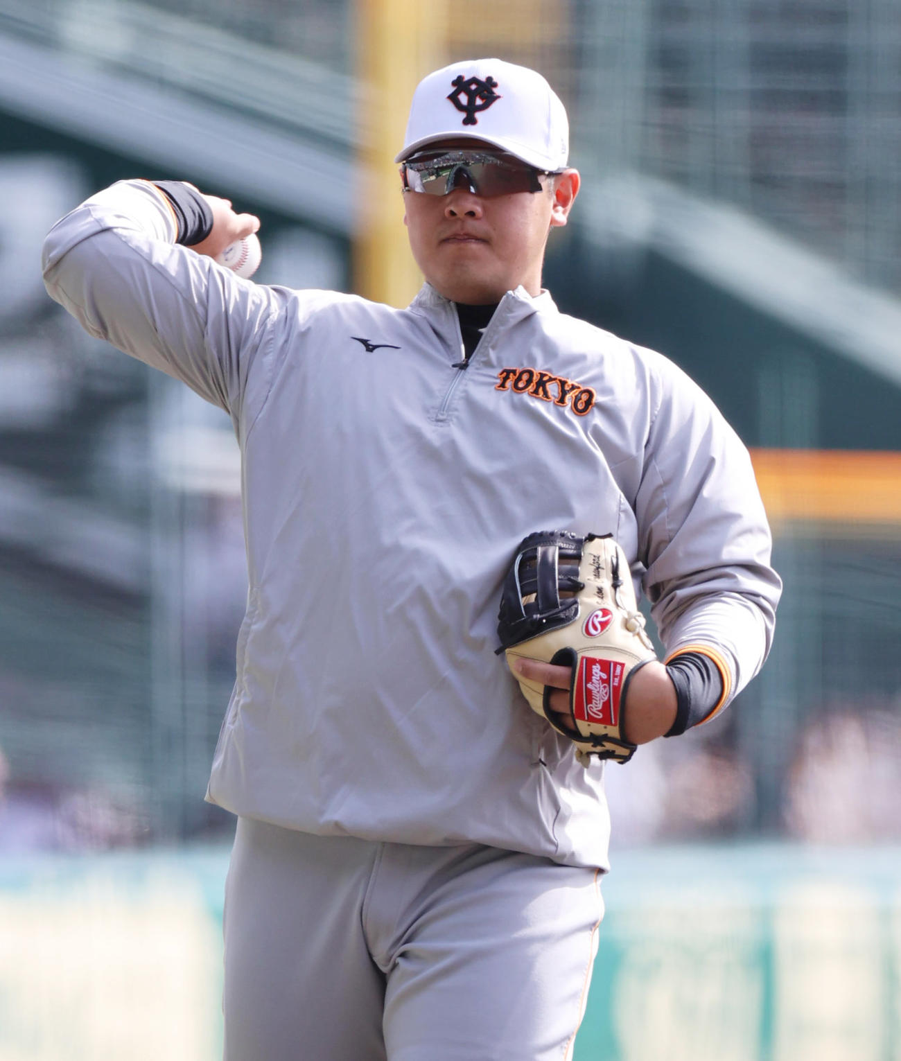 CSファーストステージ阪神対巨人　、キャッチボールを行う巨人岡本和（撮影・清水貴仁）