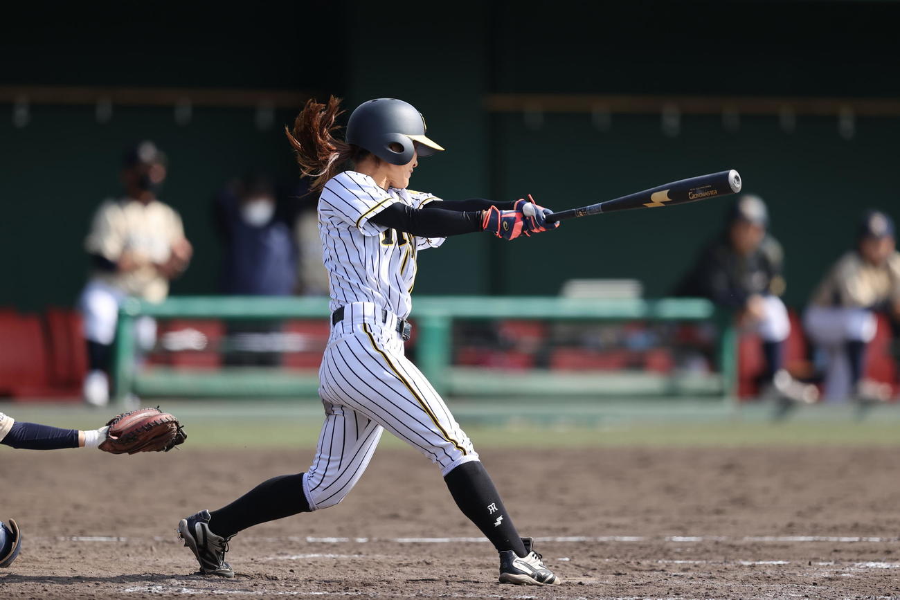 関西女子硬式野球リーグ決勝阪神タイガースWomen対履正社RECTOVENUS 6回1死満塁、左前適時打を放つ三浦（阪神タイガースWomen提供）