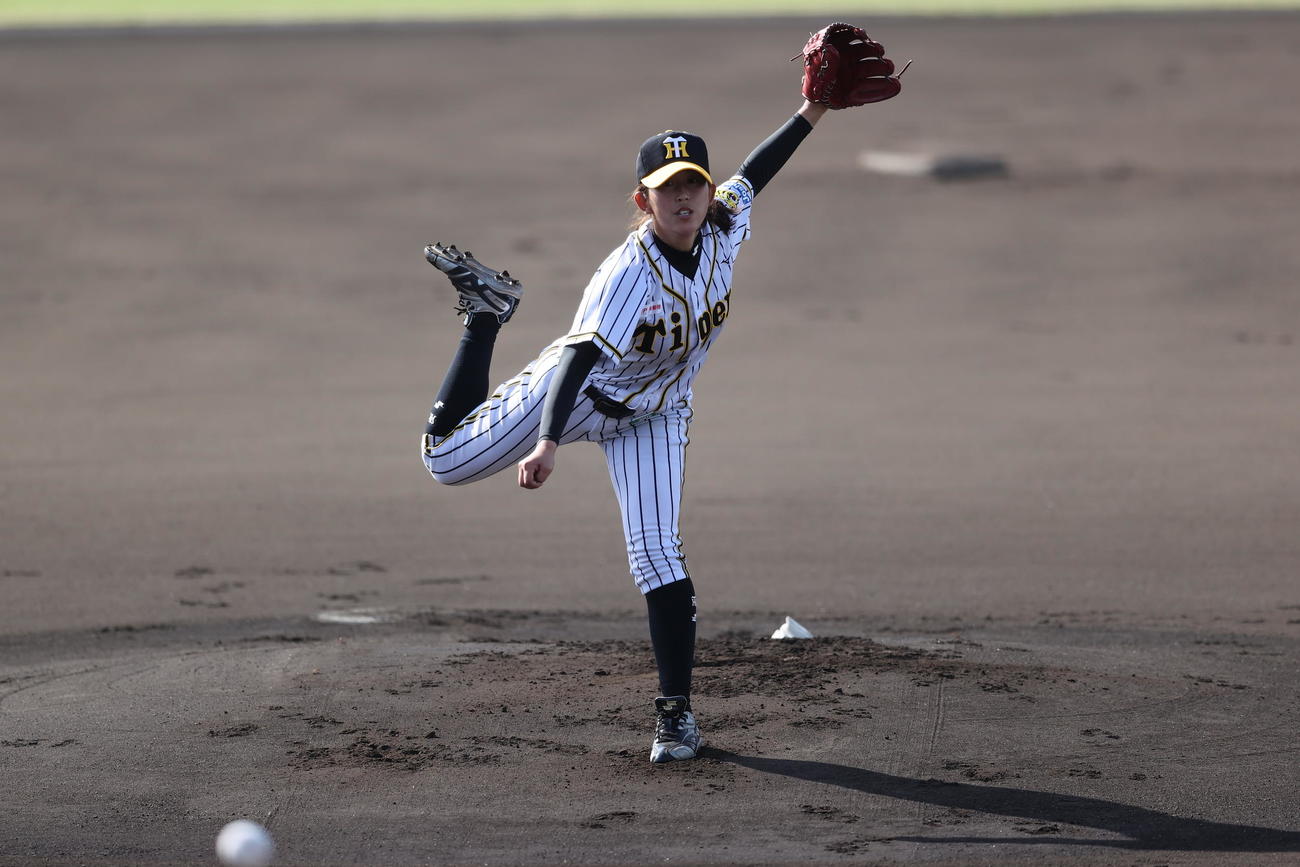 関関西女子硬式野球リーグ決勝阪神タイガースWomen対履正社RECTOVENUS　先発の坂東（阪神タイガースWomen提供）