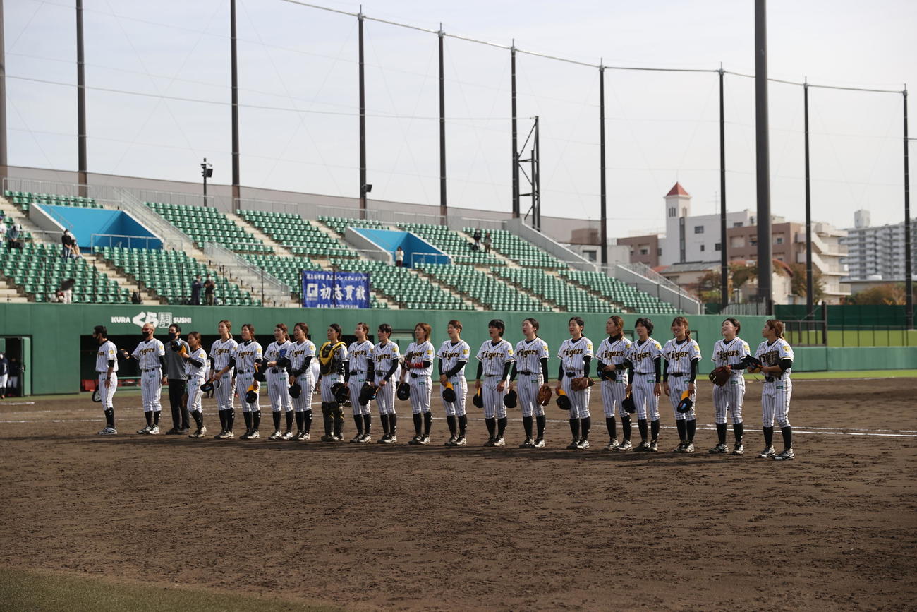 関西女子硬式野球リーグ決勝阪神タイガースWomen対履正社RECTOVENUS　ラッキーリーグで優勝を果たしたナインは試合後に整列する（阪神タイガースWomen提供）