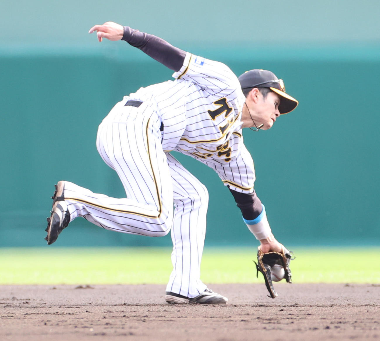 CSファーストステージ阪神対巨人　3回表巨人2死、菅野の二遊間の打球をぎりぎりで捕球しアウトにする遊撃手中野（撮影・清水貴仁）