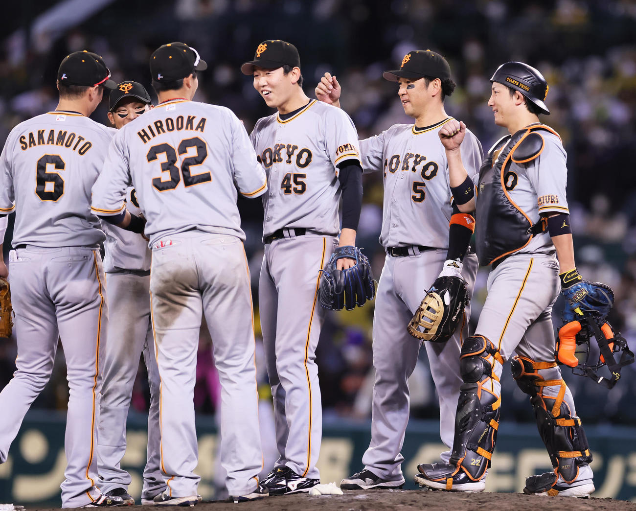 阪神対巨人　勝利しタッチを交わす巨人畠（中央）ら（撮影・足立雅史）