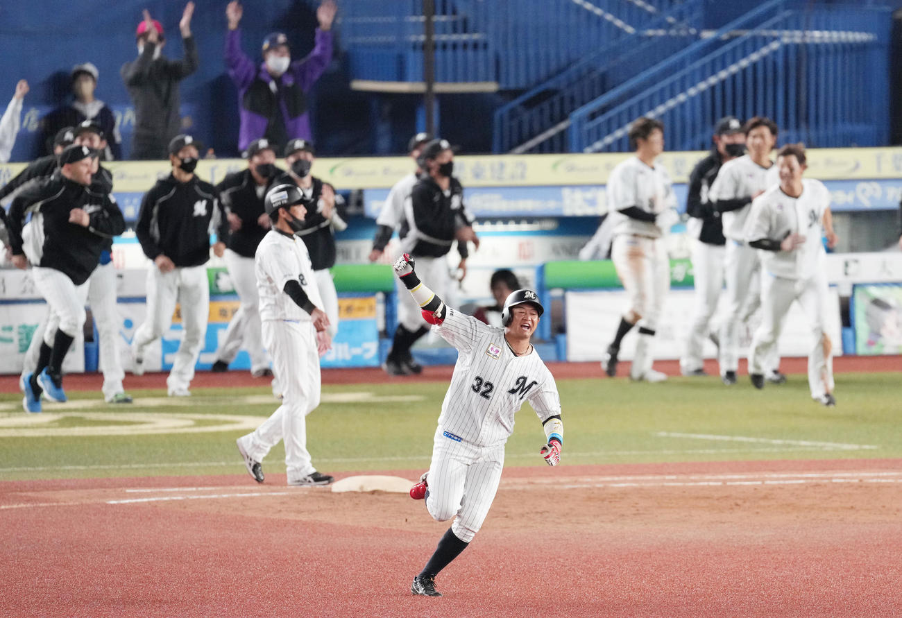 ロッテ対楽天　9回裏ロッテ1死二塁、右へサヨナラの適時打を放つ、ガッツポーズしながらダイヤモンドを回る佐藤都（撮影・菅敏）