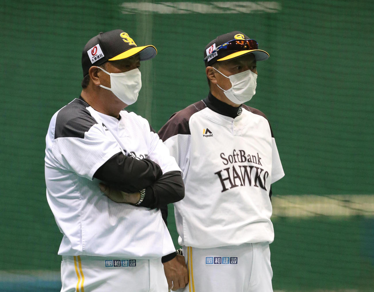 打撃練習を見守る藤本博史監督（手前）と森浩之ヘッドコーチ（撮影・梅根麻紀）