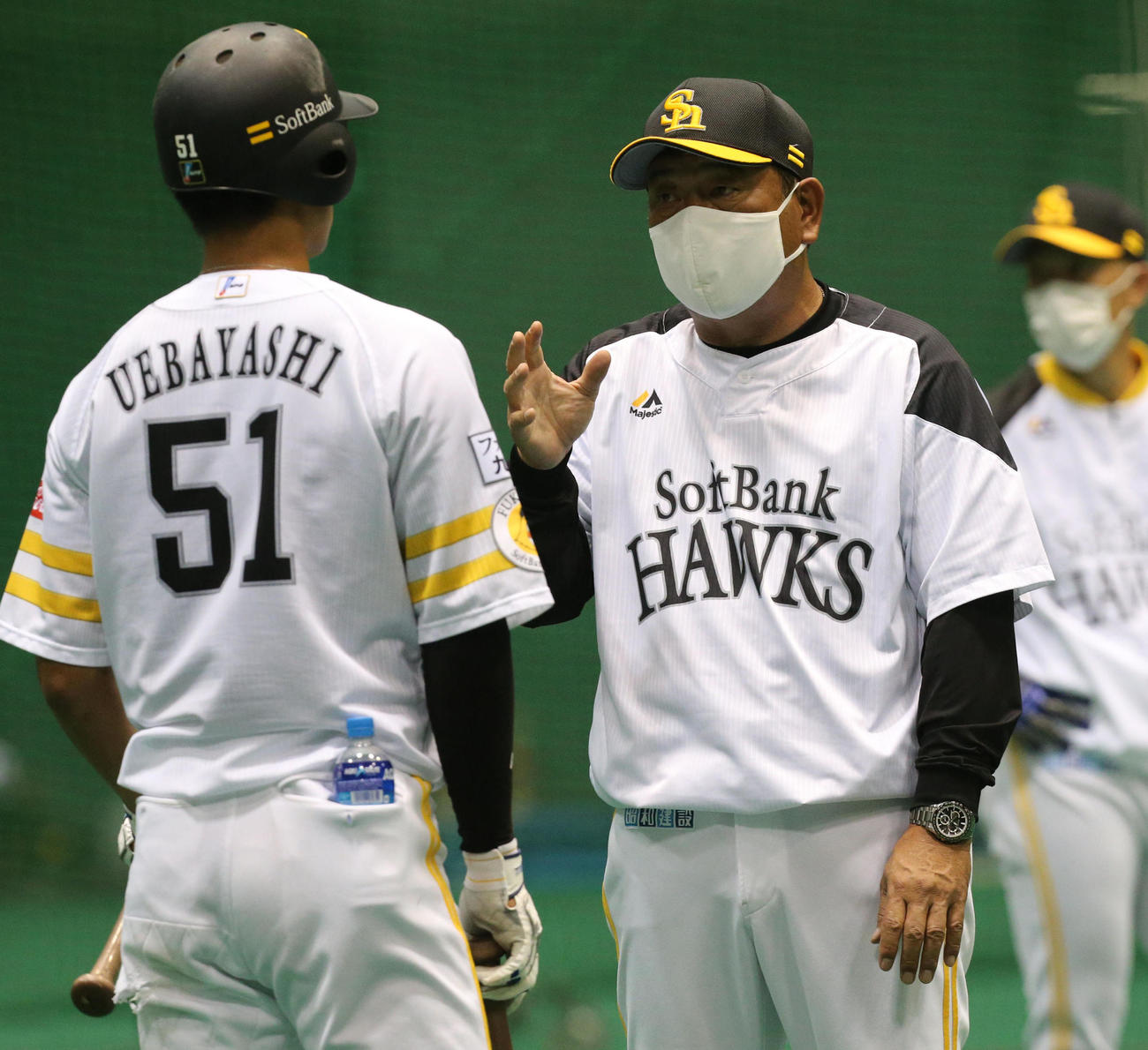 打撃練習の合間に上林と話をする藤本監督（撮影・梅根麻紀）
