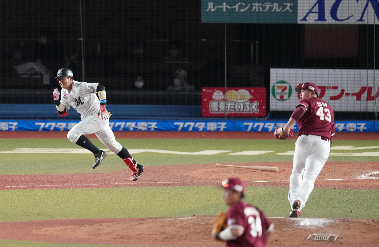 プロ野球CSファーストステージ　ロッテ対楽天　9回裏ロッテ1死二塁、佐藤都（左）にサヨナラの適時打を打たれる宋（撮影・菅敏）