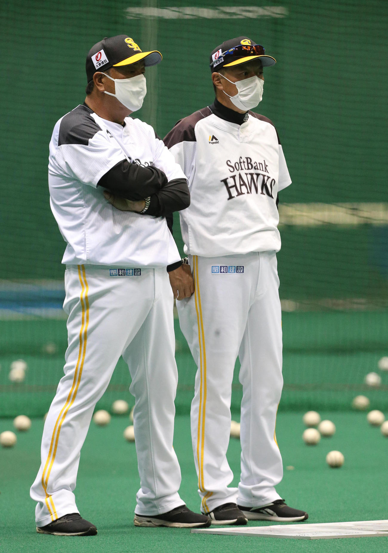 打撃練習を見守る藤本博史監督（手前）と森浩之ヘッドコーチ（撮影・梅根麻紀）