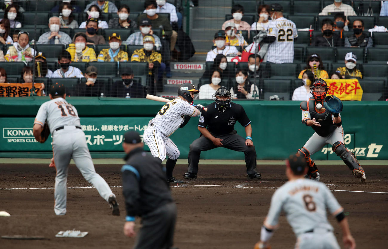 阪神対巨人　5回阪神無死一塁、打者糸原への投球を外す菅野（手前）と小林の巨人バッテリー（撮影・加藤哉）