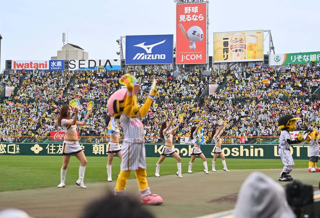 阪神対巨人　7回、風船タオルをあげて応援する阪神ファン（撮影・上田博志）
