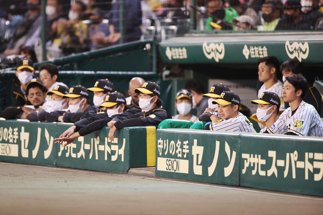 阪神対巨人　初戦を落としがっくりする阪神の選手たち（撮影・清水貴仁）
