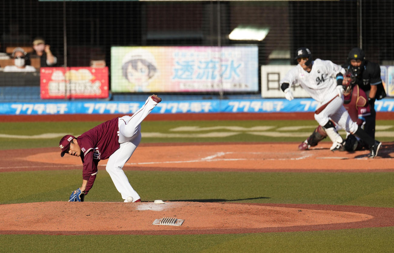 ロッテ対楽天　3回裏ロッテ1死一、二塁、中村奨の打球を受ける則本昂（撮影・菅敏）