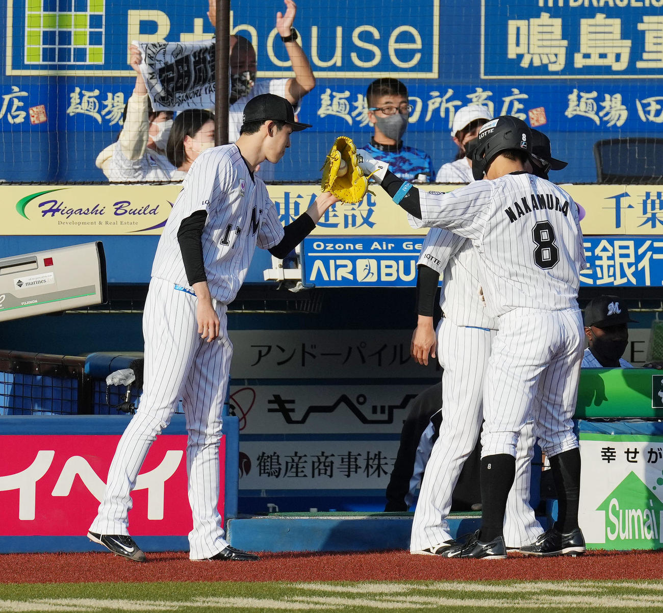 ロッテ対楽天　3回裏ロッテ1死一、三塁、安田の犠飛で三塁から生還した中村奨（右）をタッチで迎える佐々木朗（撮影・菅敏）