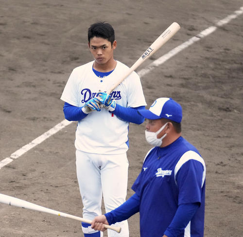 中日根尾 いいものを見つけたい 中村 森野コーチから2日連続個別指導 プロ野球写真ニュース 日刊スポーツ