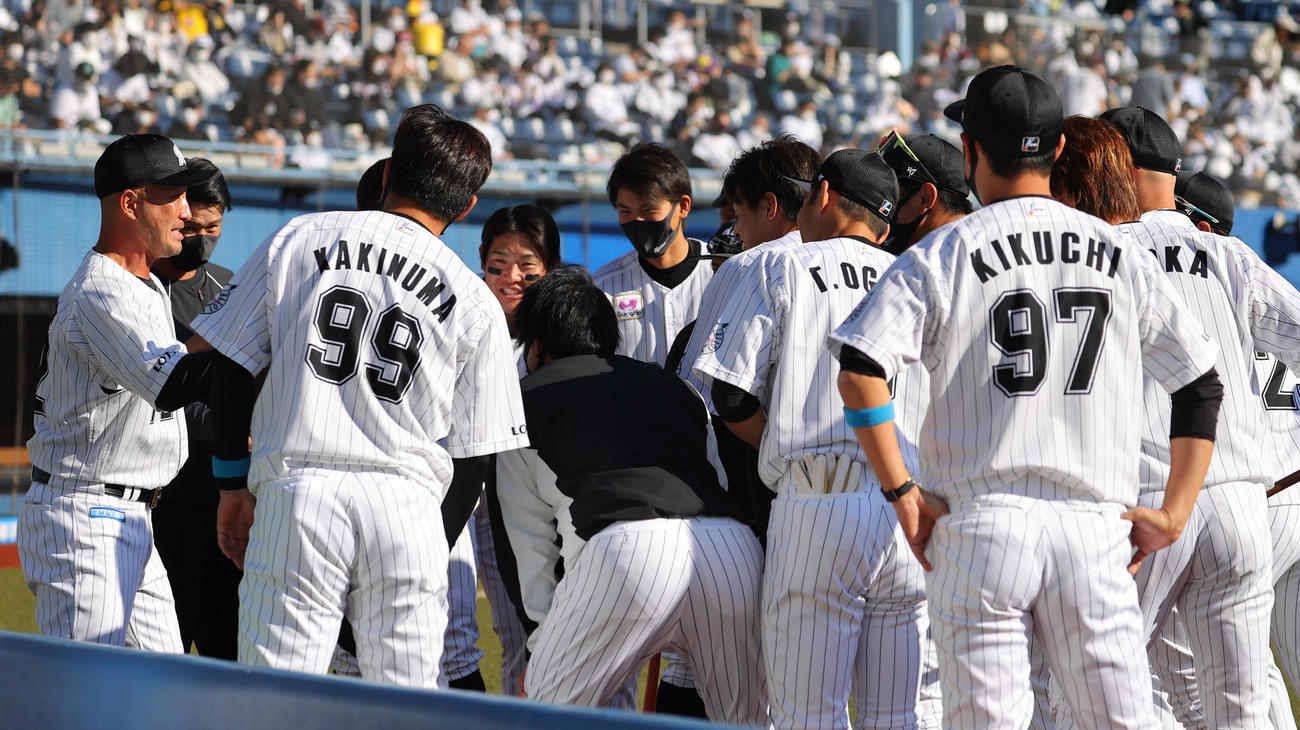 ロッテ対楽天　試合前、的場コーチ（左）のかけ声で円陣を組むロッテナイン（撮影・垰建太）