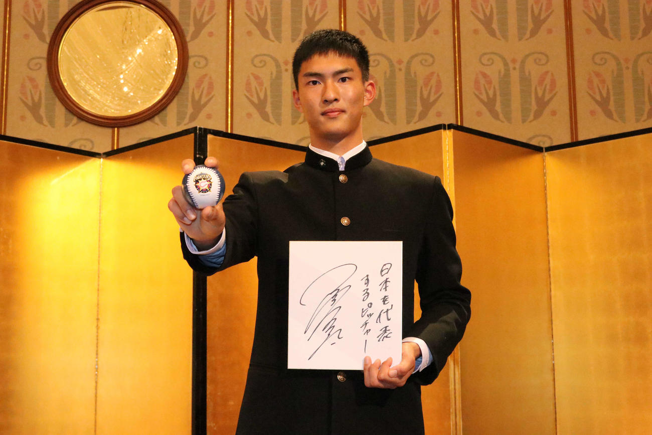 色紙に日本を代表するピッチャーと目標を記した天理・達孝太（撮影・小林憲治）