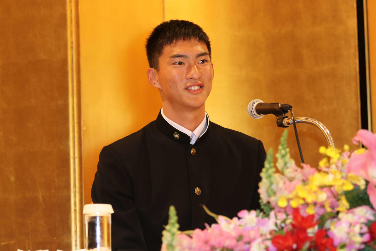 仮契約を終え会見に臨む天理・達孝太（撮影・小林憲治）