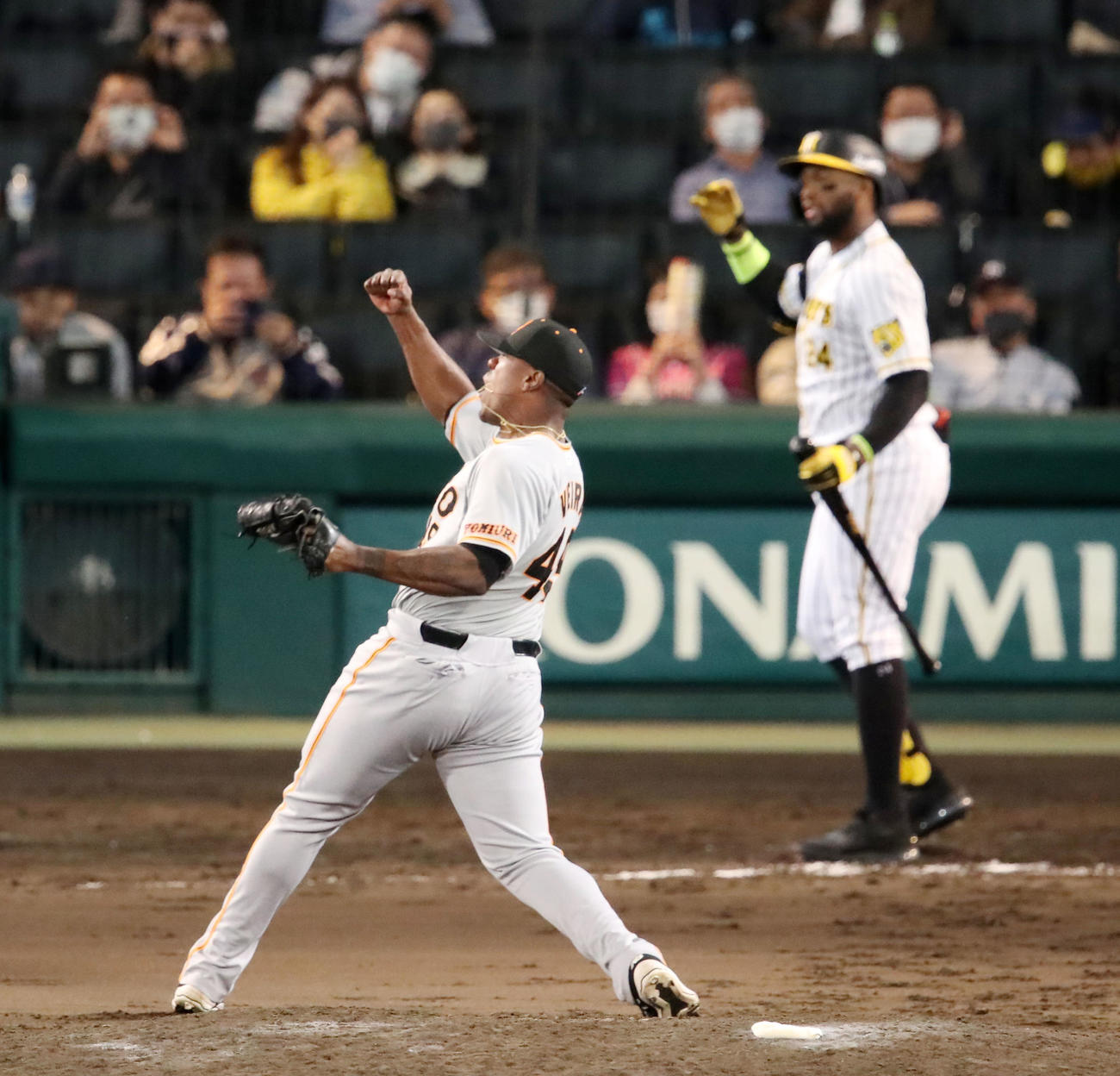 阪神対巨人　9回裏阪神2死一、二塁、ビエイラはロハスを三振に仕留め大きくガッツポーズを見せた（撮影・加藤哉）