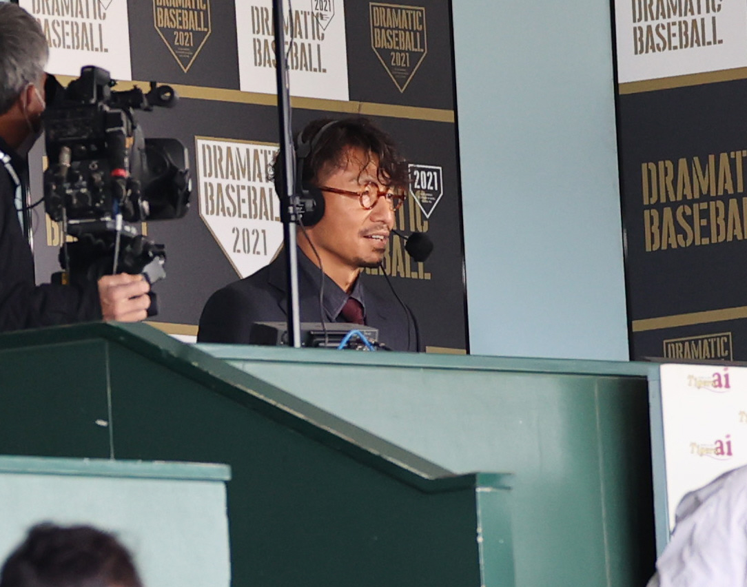 CSファーストステージ阪神対巨人　テレビのスペシャルゲストで甲子園にやって来た鳥谷（撮影・清水貴仁）