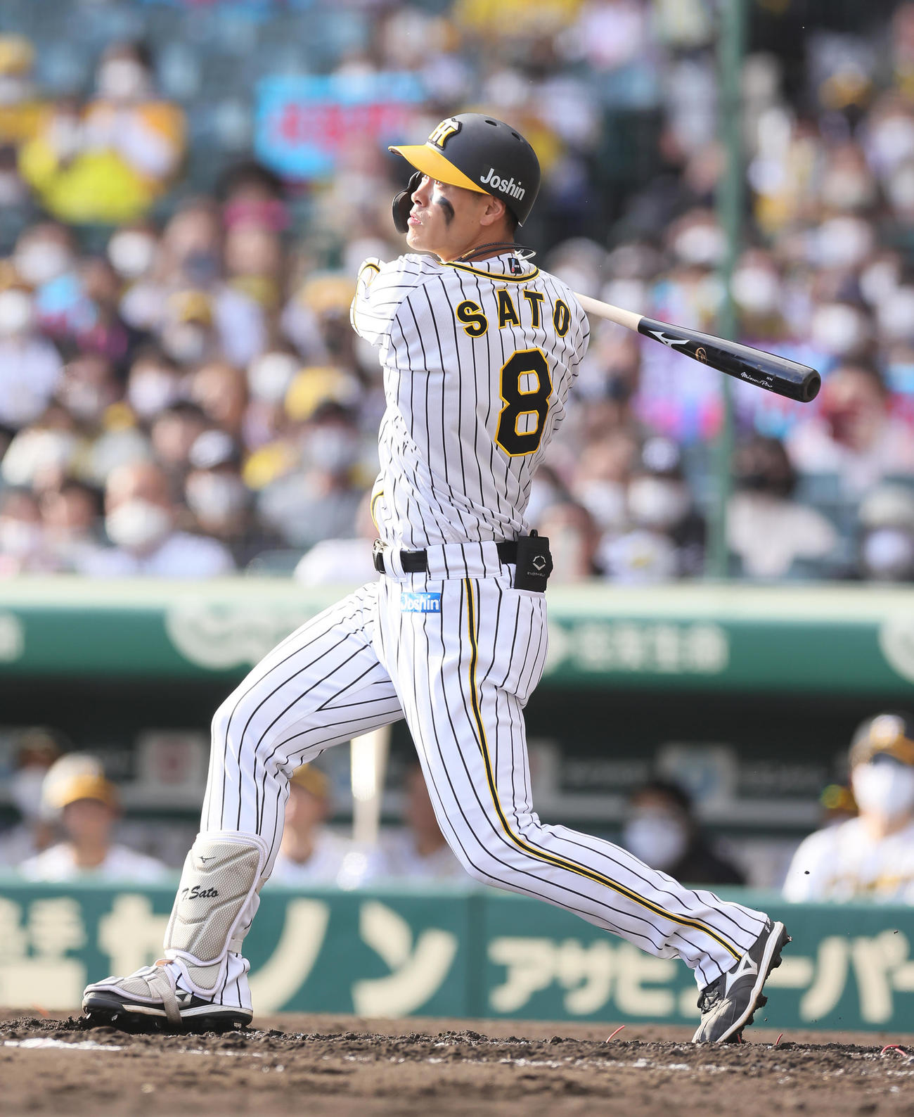阪神対巨人　2回裏阪神1死二塁、佐藤輝は適時二塁打を放つ（撮影・足立雅史）