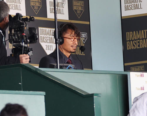 CSファーストステージ阪神対巨人　テレビのスペシャルゲストで甲子園にやって来た鳥谷（撮影・清水貴仁）