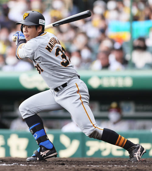 阪神対巨人　3回表巨人無死満塁、松原は左前適時打を放つ（撮影・足立雅史）