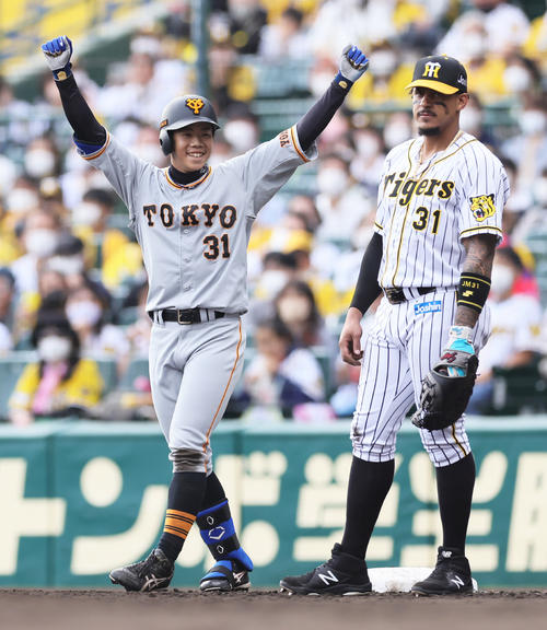 阪神対巨人　3回表巨人無死満塁、松原（左）は左前適時打を放ち両手を上げ喜ぶ（撮影・足立雅史）