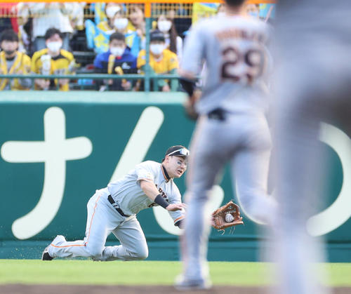 CSファーストステージ阪神対巨人　4回裏阪神1死一塁、近本の打球に飛びつき好捕する中堅手丸（撮影・清水貴仁）