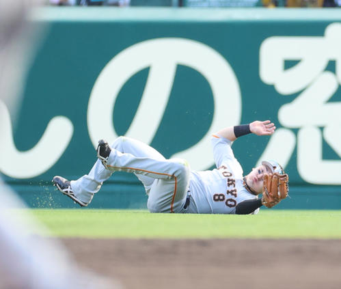 CSファーストステージ阪神対巨人　4回裏阪神1死一塁、近本の打球に飛びつき好捕する中堅手丸（撮影・清水貴仁）