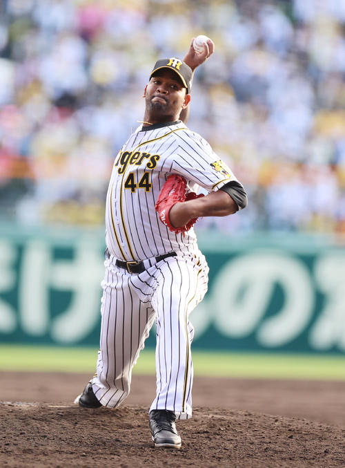 CSファーストステージ阪神対巨人　5回から登板する阪神アルカンタラ（撮影・清水貴仁）
