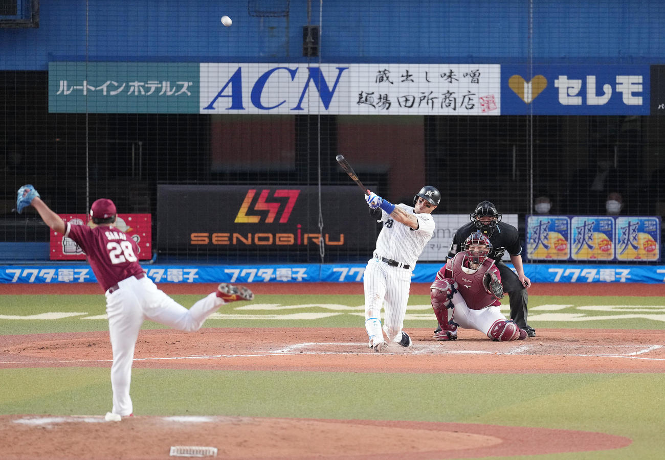 ロッテ対楽天　7回裏ロッテ2死、右越えに同点の本塁打を放つマーティン。投手は酒居（撮影・菅敏）